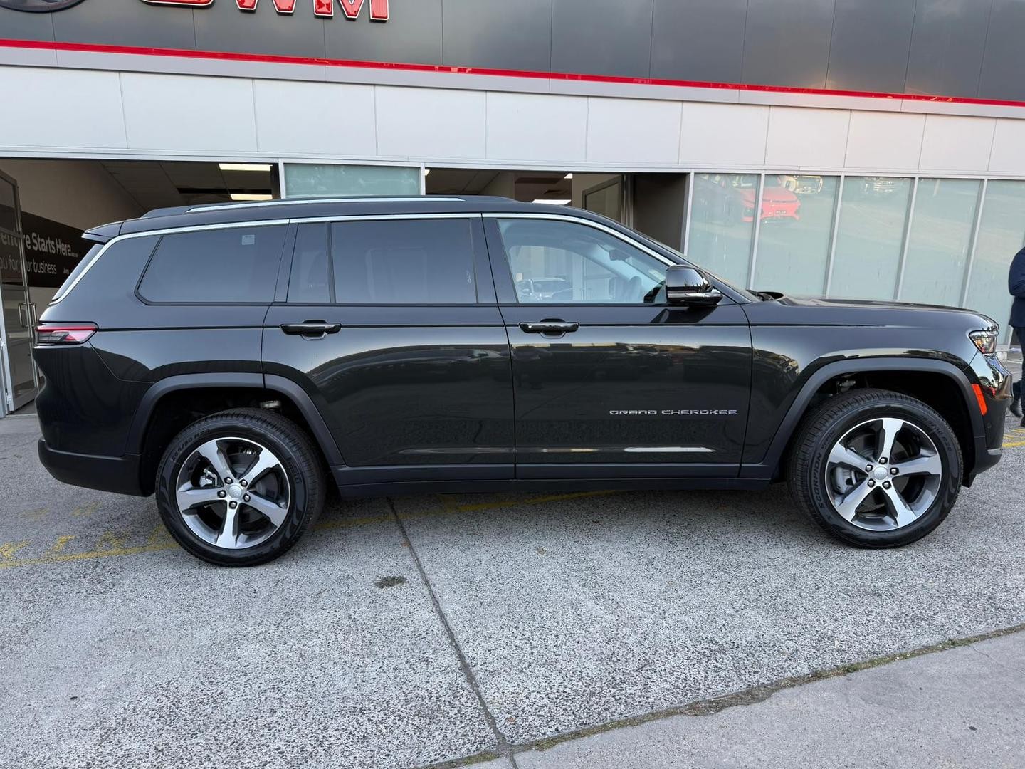 Jeep Grand Cherokee image 4