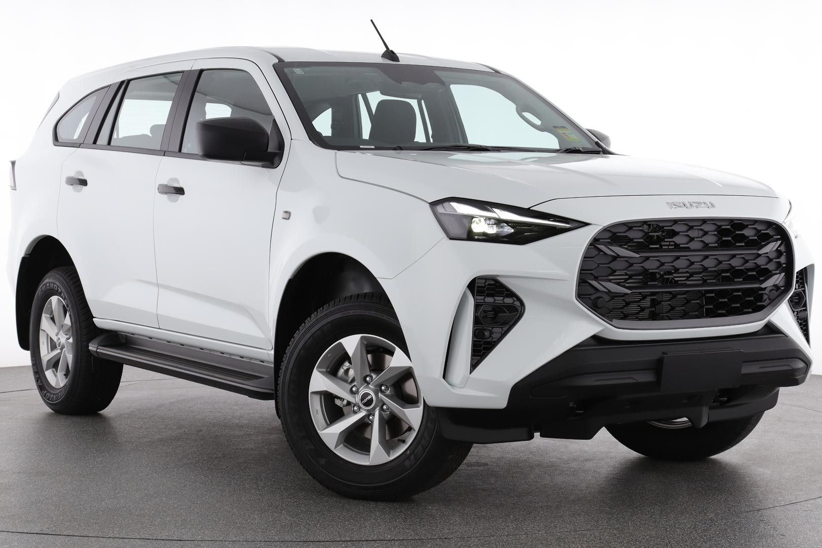 Isuzu Mu-x image 1