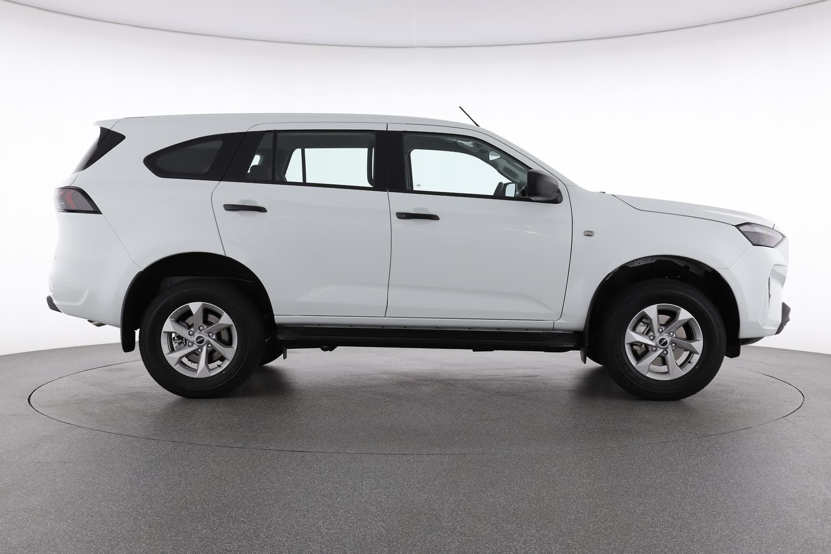 Isuzu Mu-x image 2
