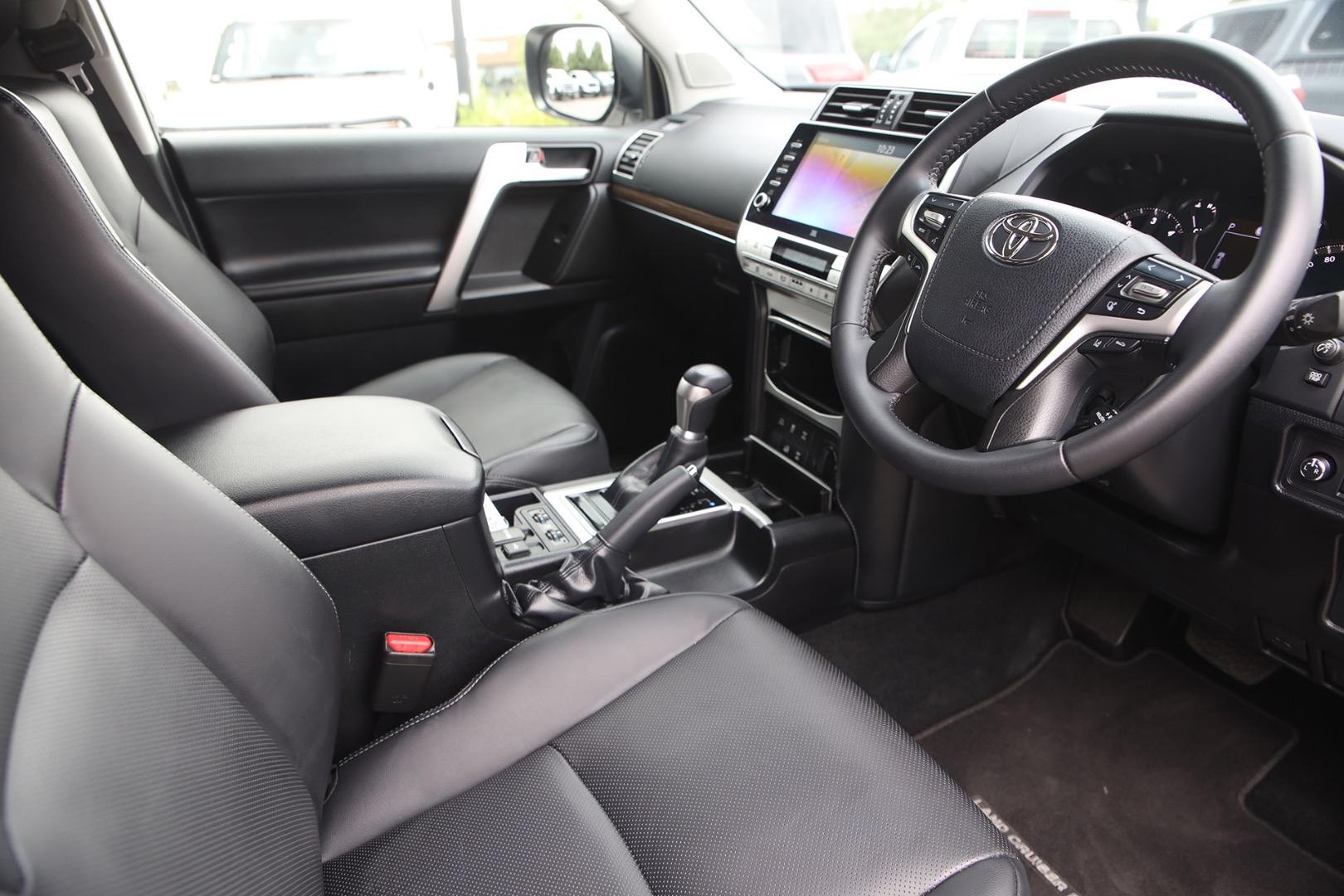 Toyota Landcruiser Prado image 2