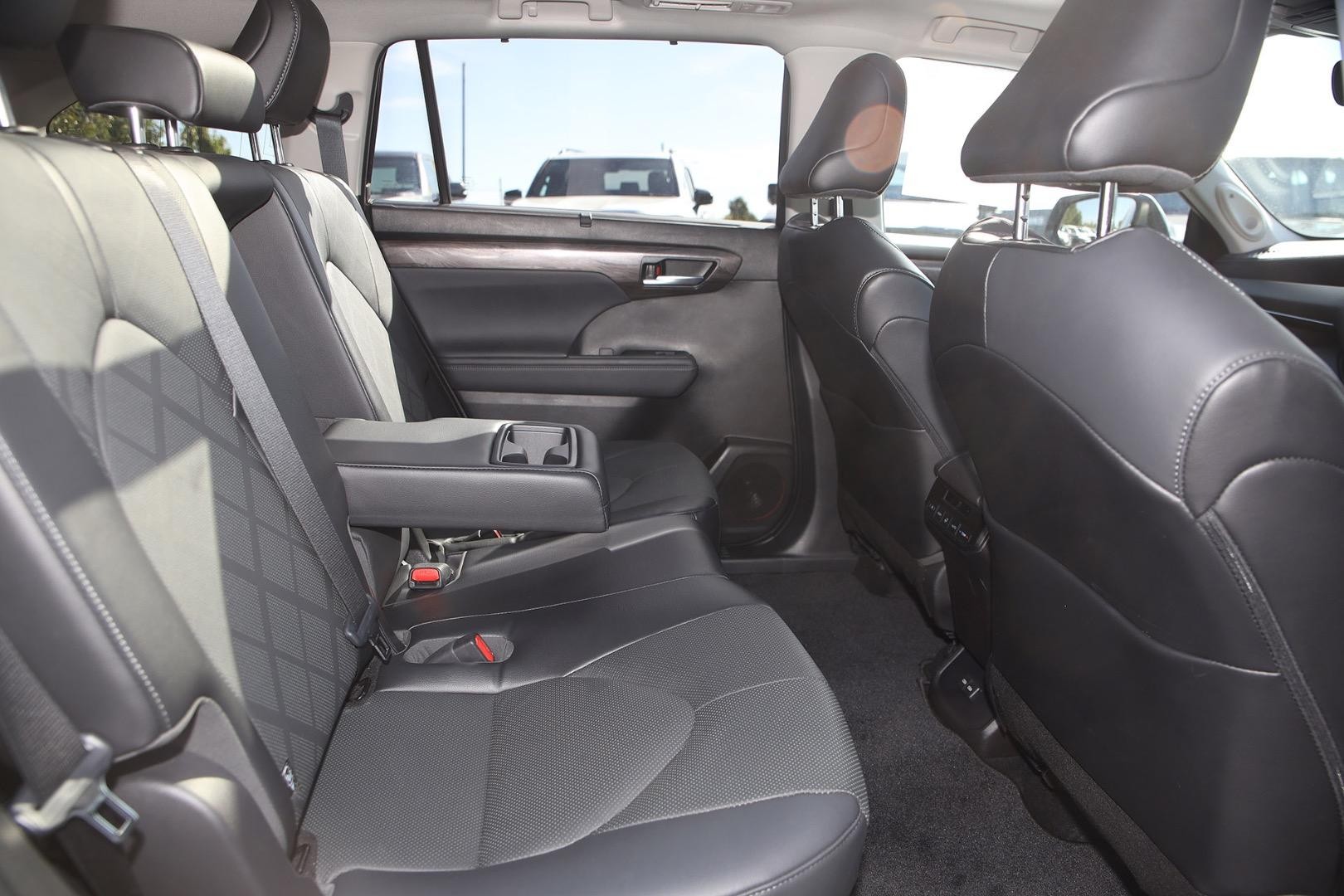 Toyota Kluger image 4