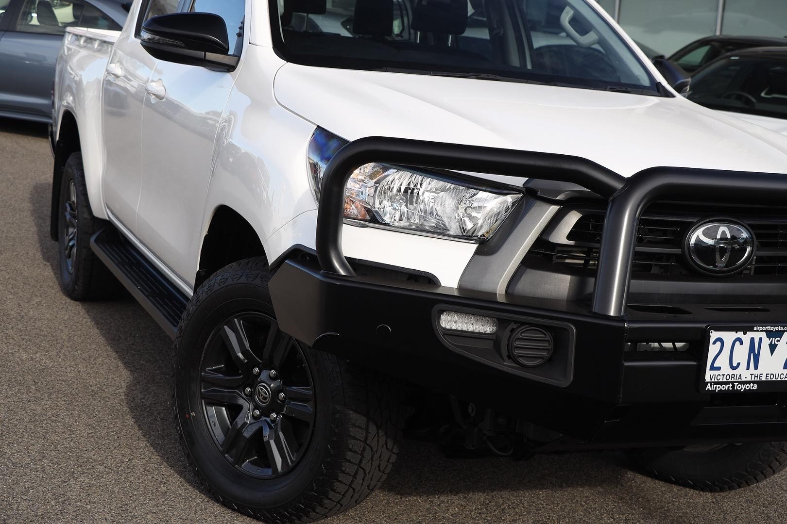 Toyota Hilux image 2