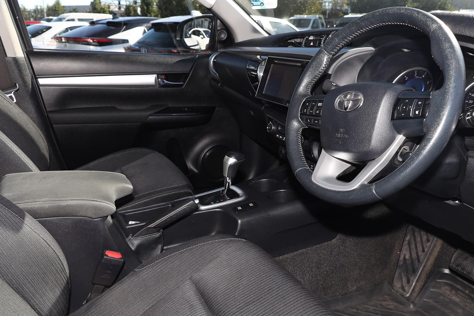 Toyota Hilux image 4