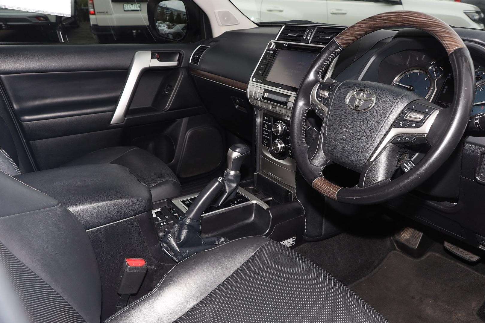 Toyota Landcruiser Prado image 2