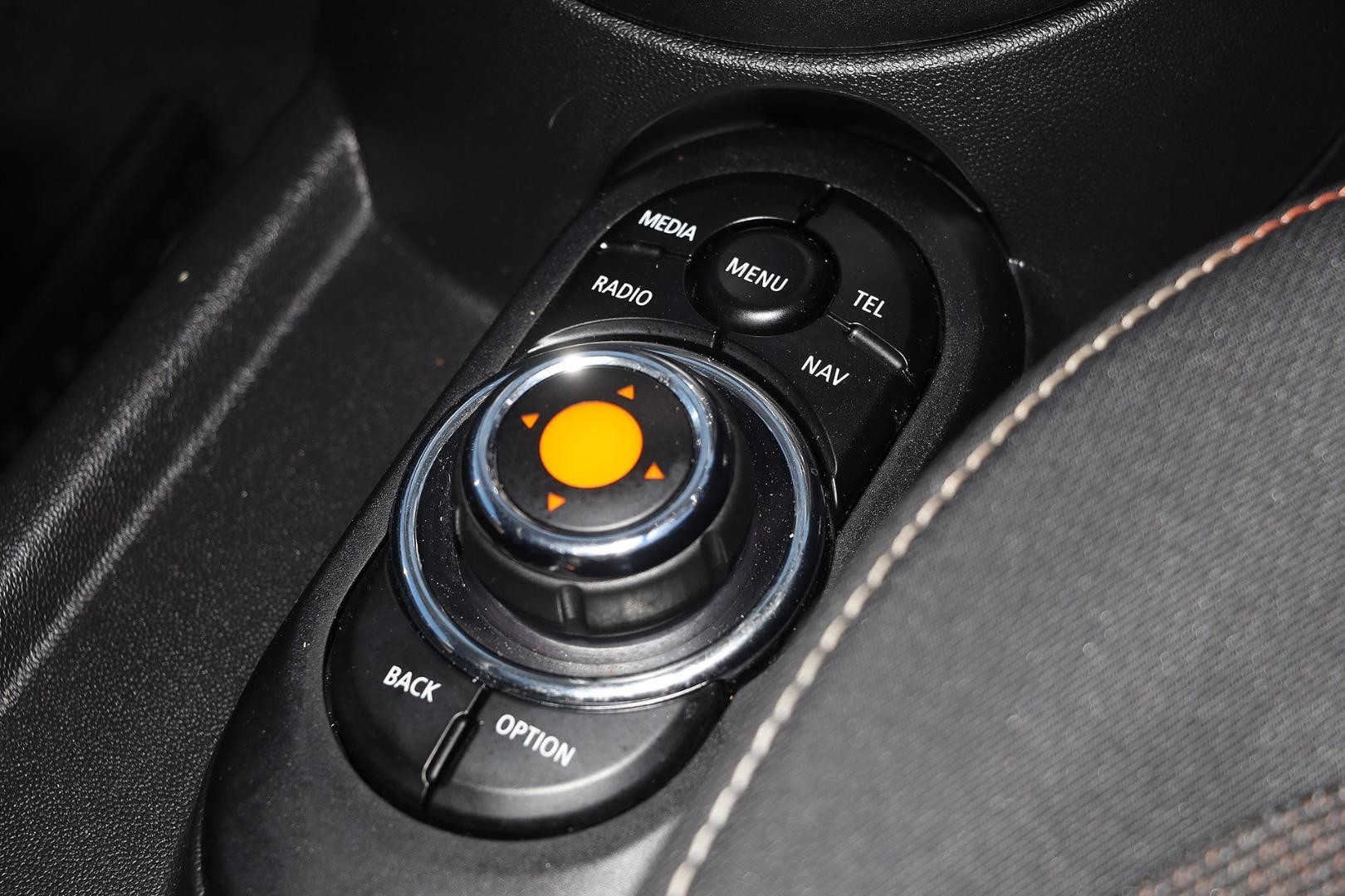 Mini Hatch image 3