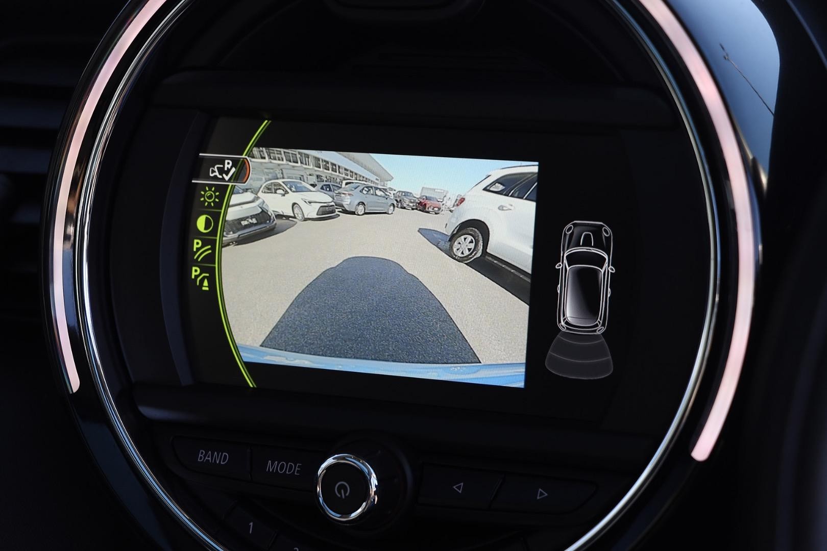 Mini Hatch image 4