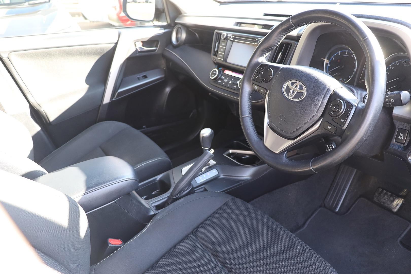 Toyota Rav4 image 2