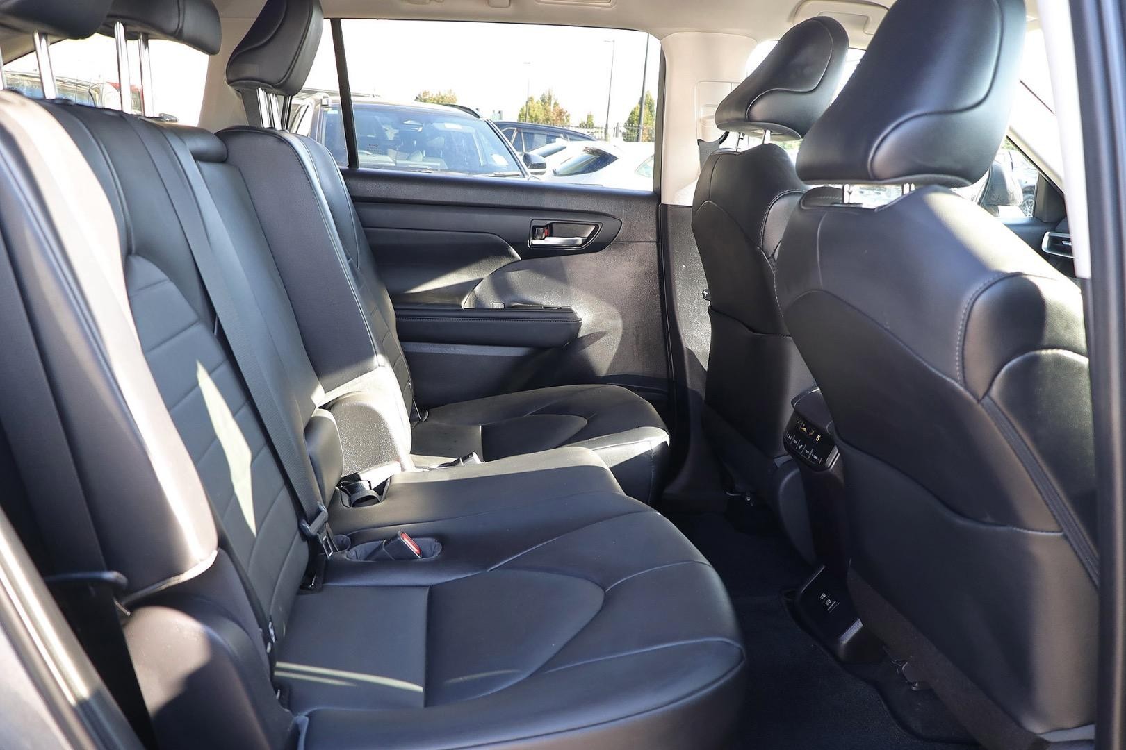 Toyota Kluger image 3