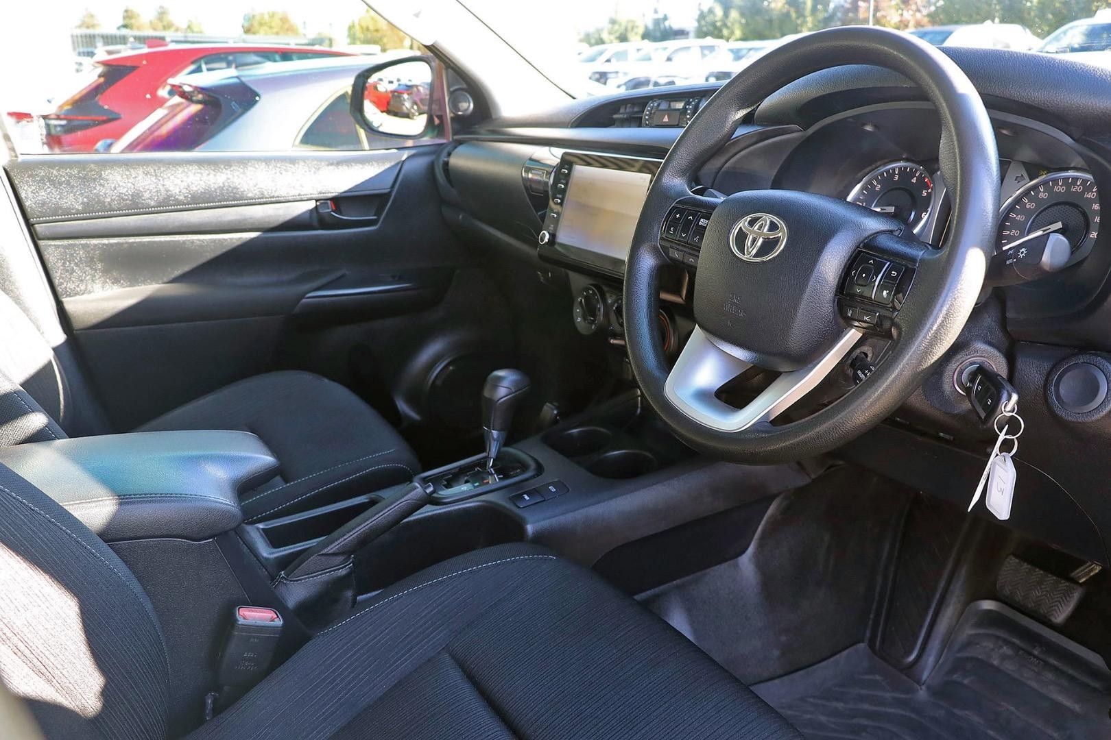 Toyota Hilux image 2