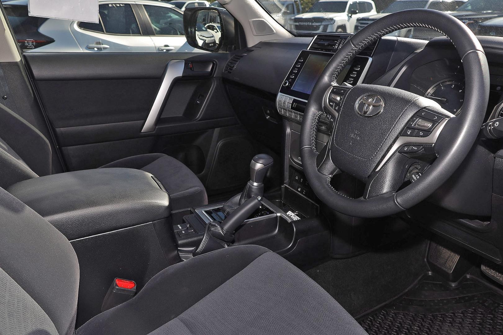 Toyota Landcruiser Prado image 2