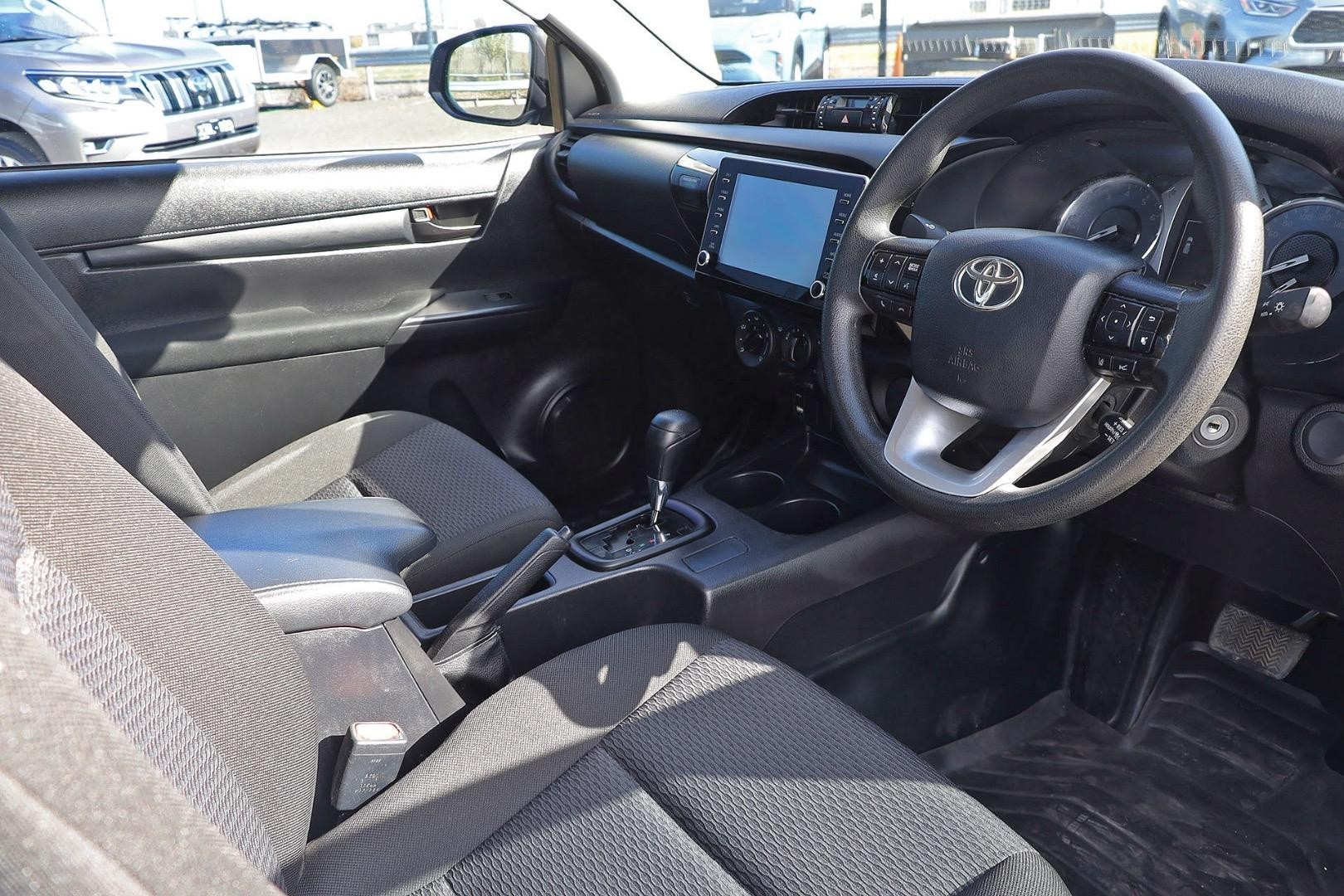 Toyota Hilux image 2