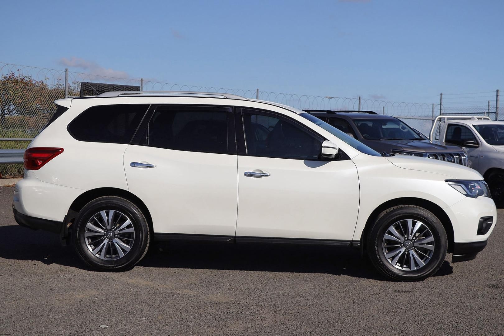 Nissan Pathfinder image 4