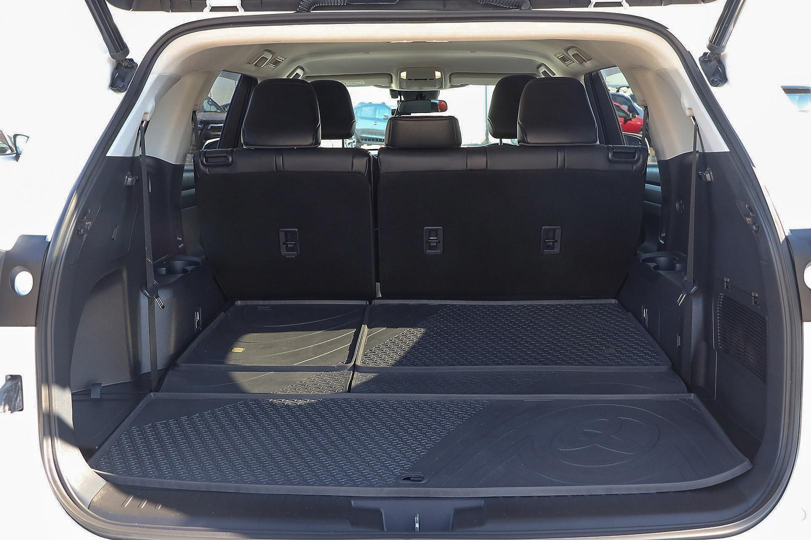 Toyota Kluger image 4