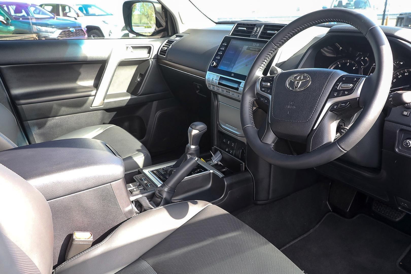 Toyota Landcruiser Prado image 3