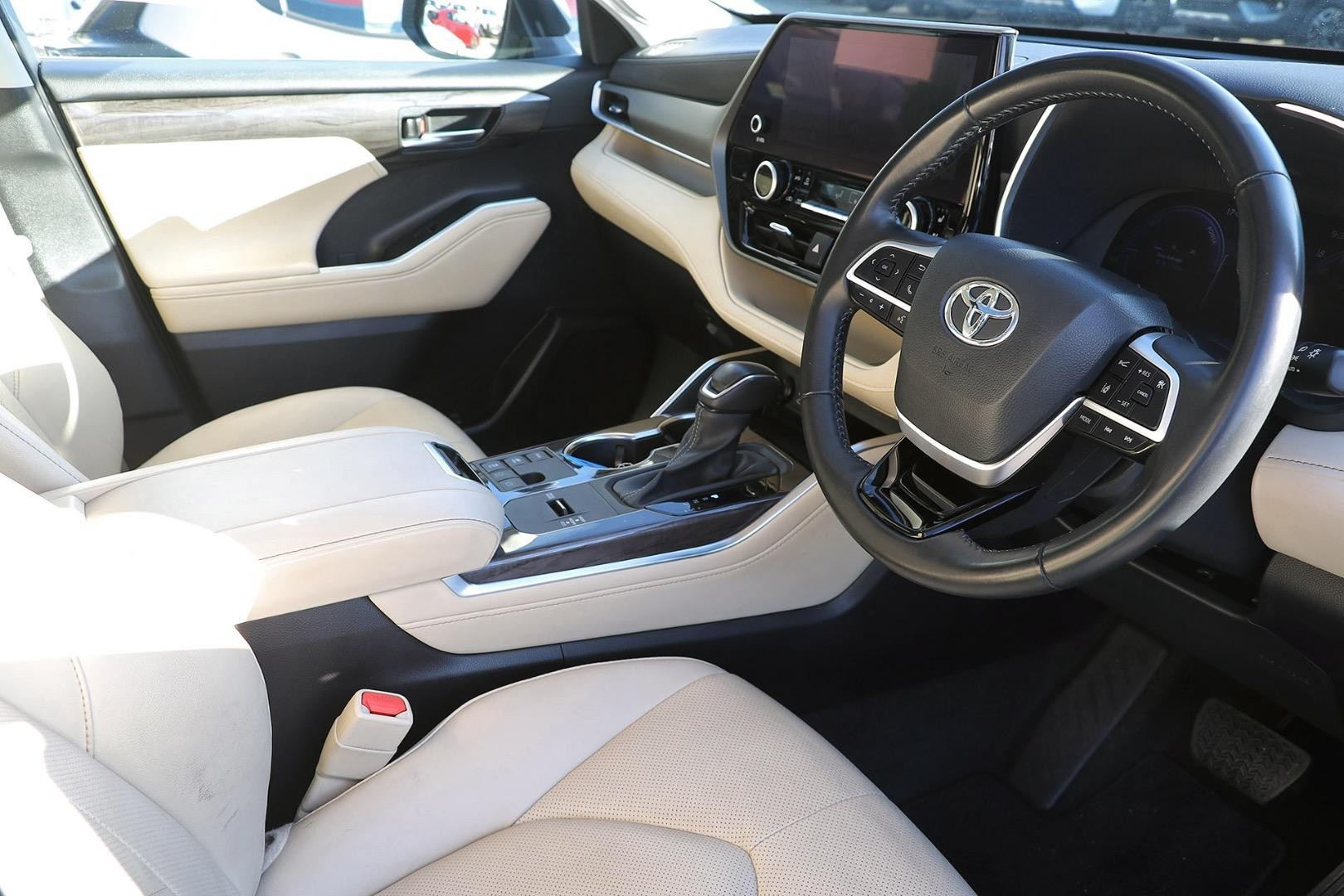 Toyota Kluger image 3