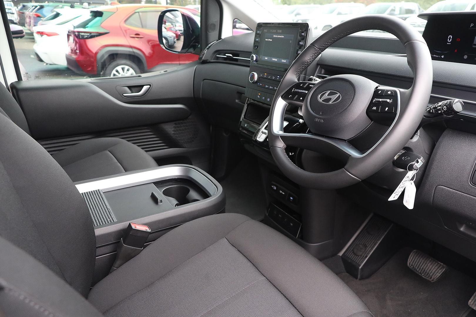 Hyundai Staria image 2