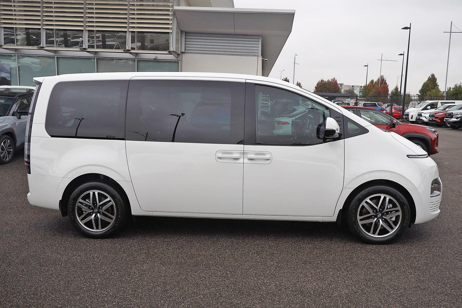 Hyundai Staria image 3