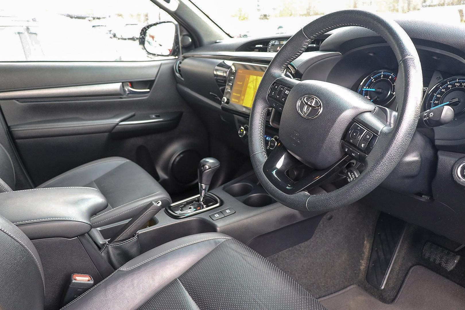 Toyota Hilux image 2