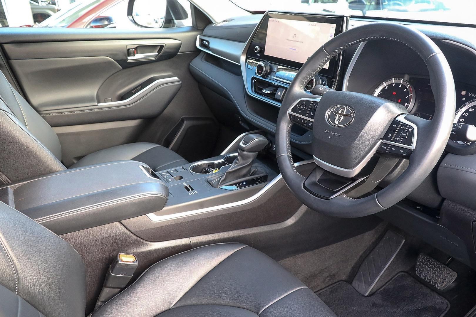 Toyota Kluger image 2