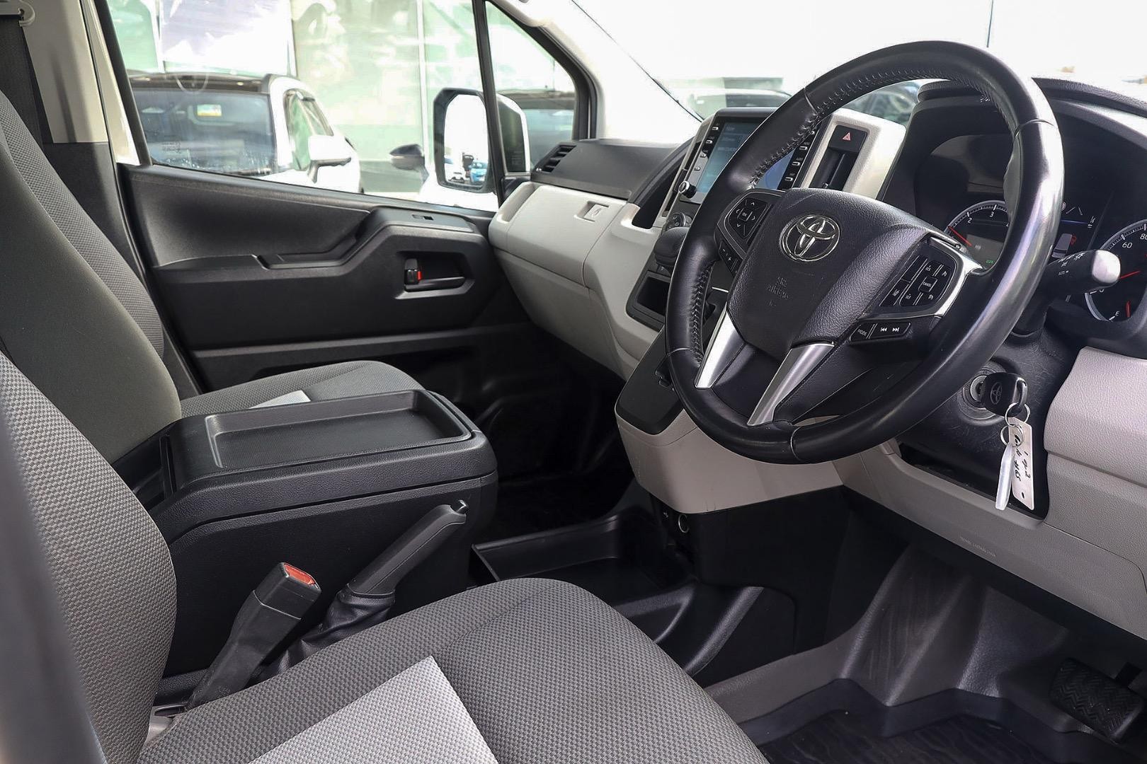 Toyota Hiace image 2