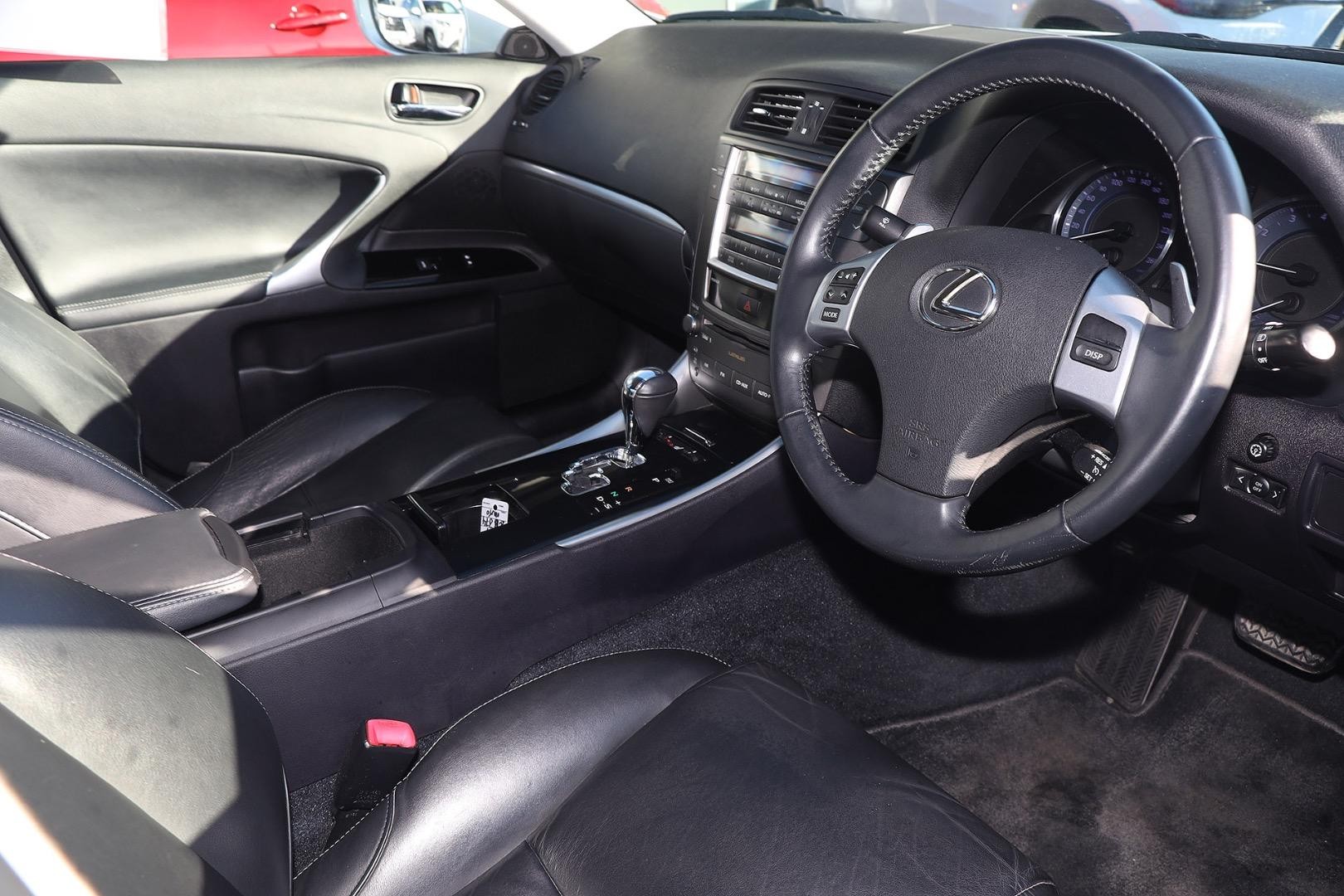 Lexus Is image 2