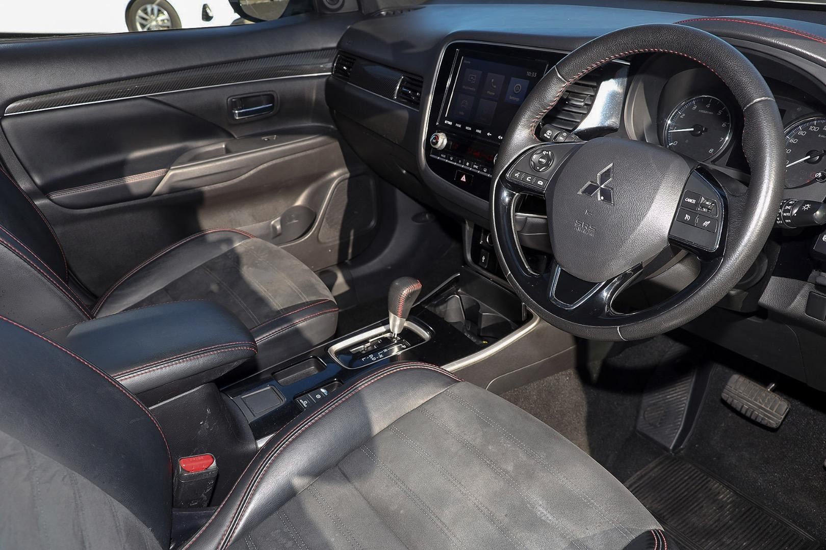 Mitsubishi Outlander image 2