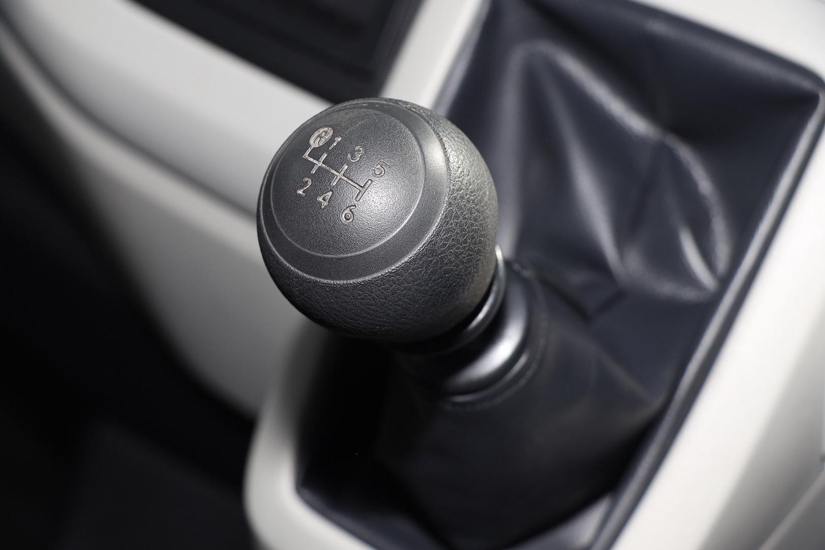 Toyota Hiace image 2