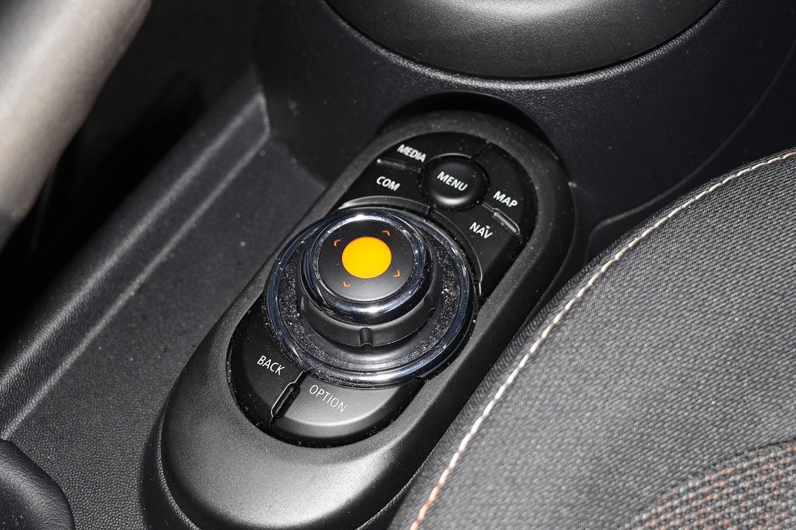 Mini Hatch image 3