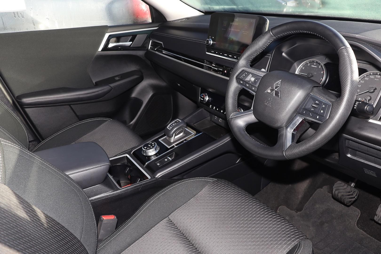 Mitsubishi Outlander image 2