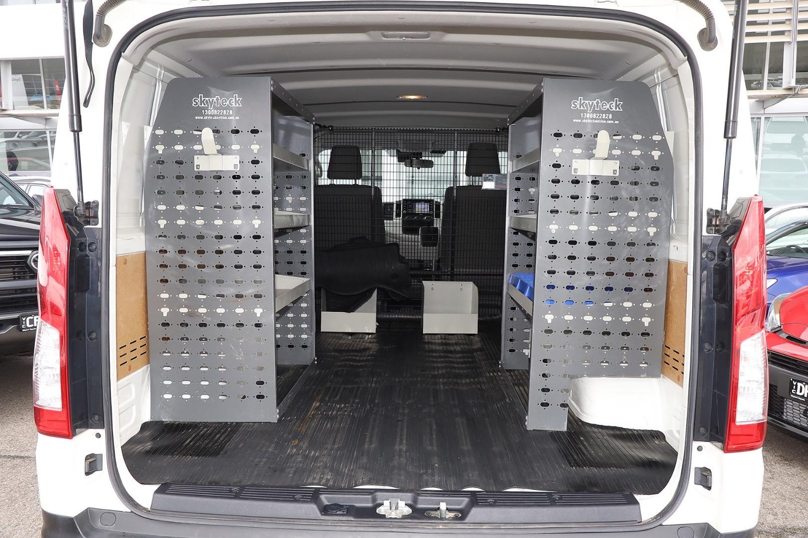 Toyota Hiace image 2