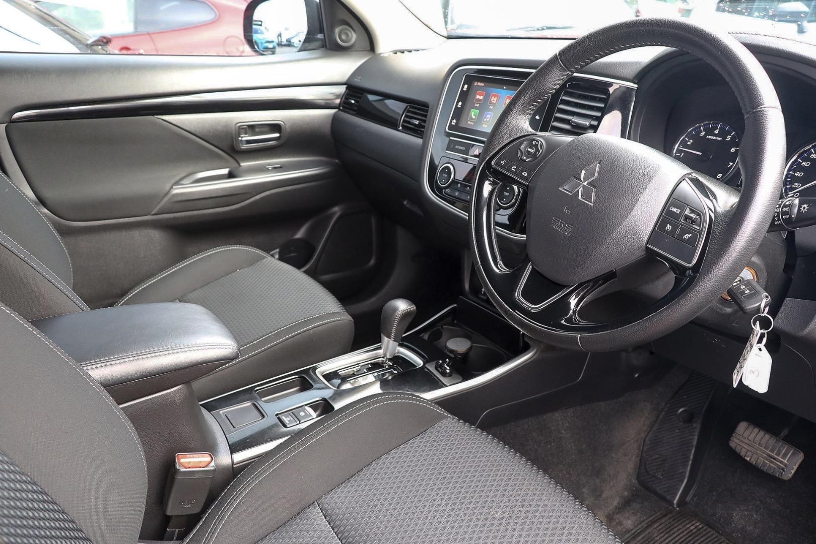 Mitsubishi Outlander image 2