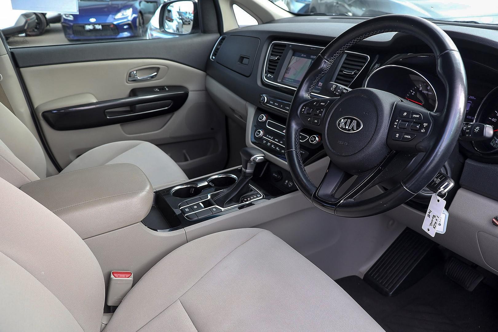 Kia Carnival image 2