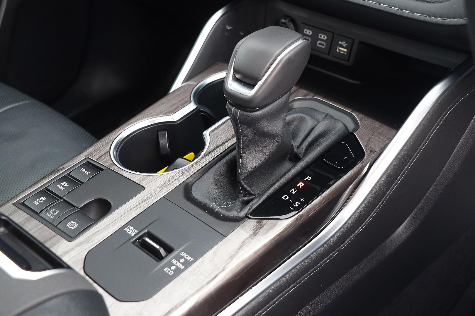 Toyota Kluger image 4