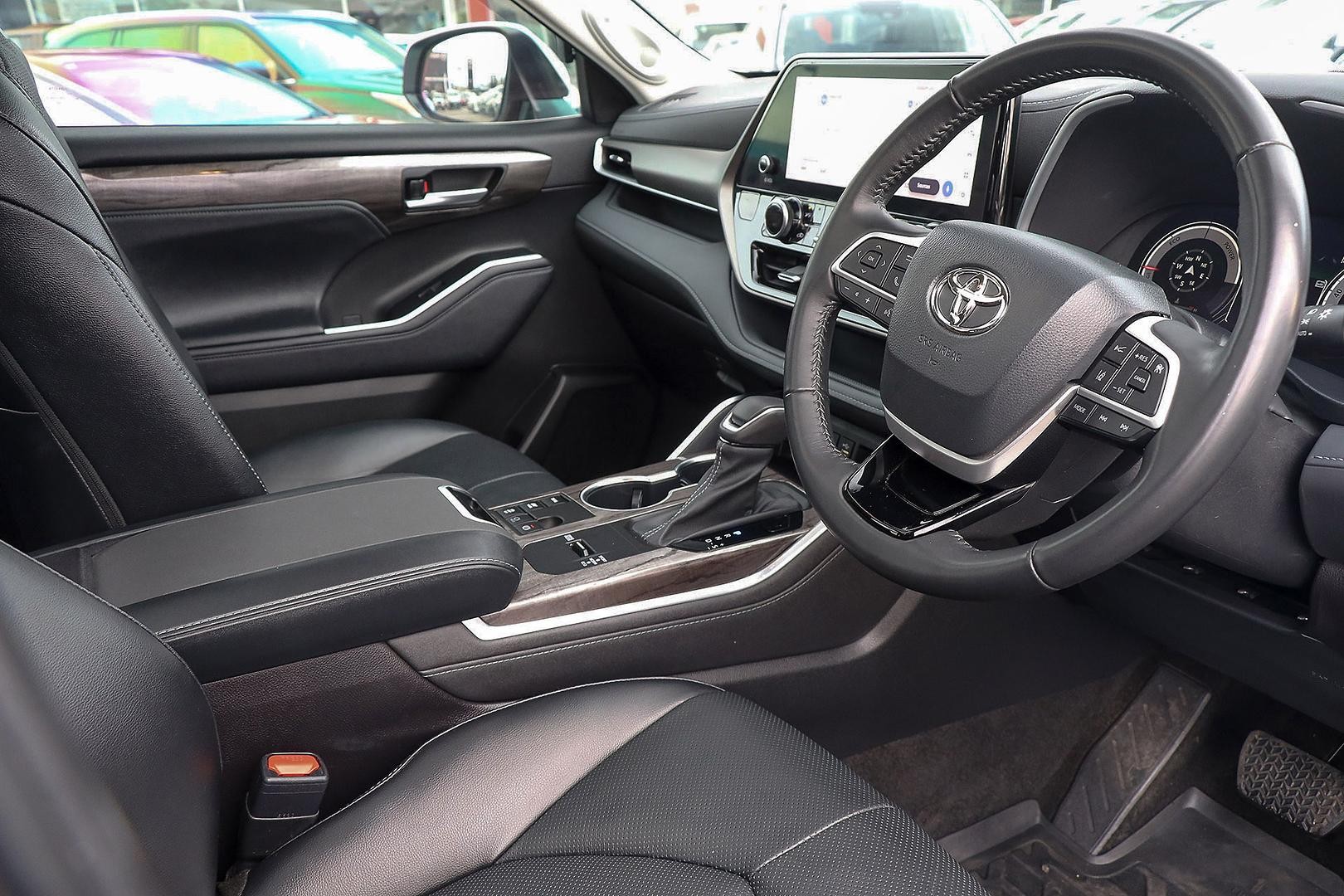 Toyota Kluger image 2