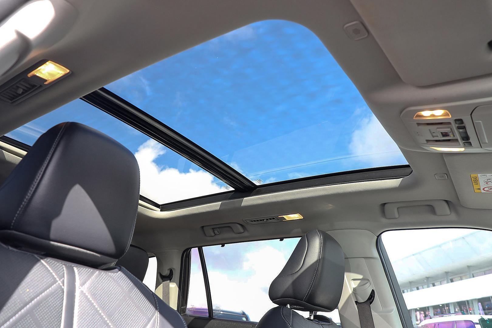 Toyota Kluger image 3
