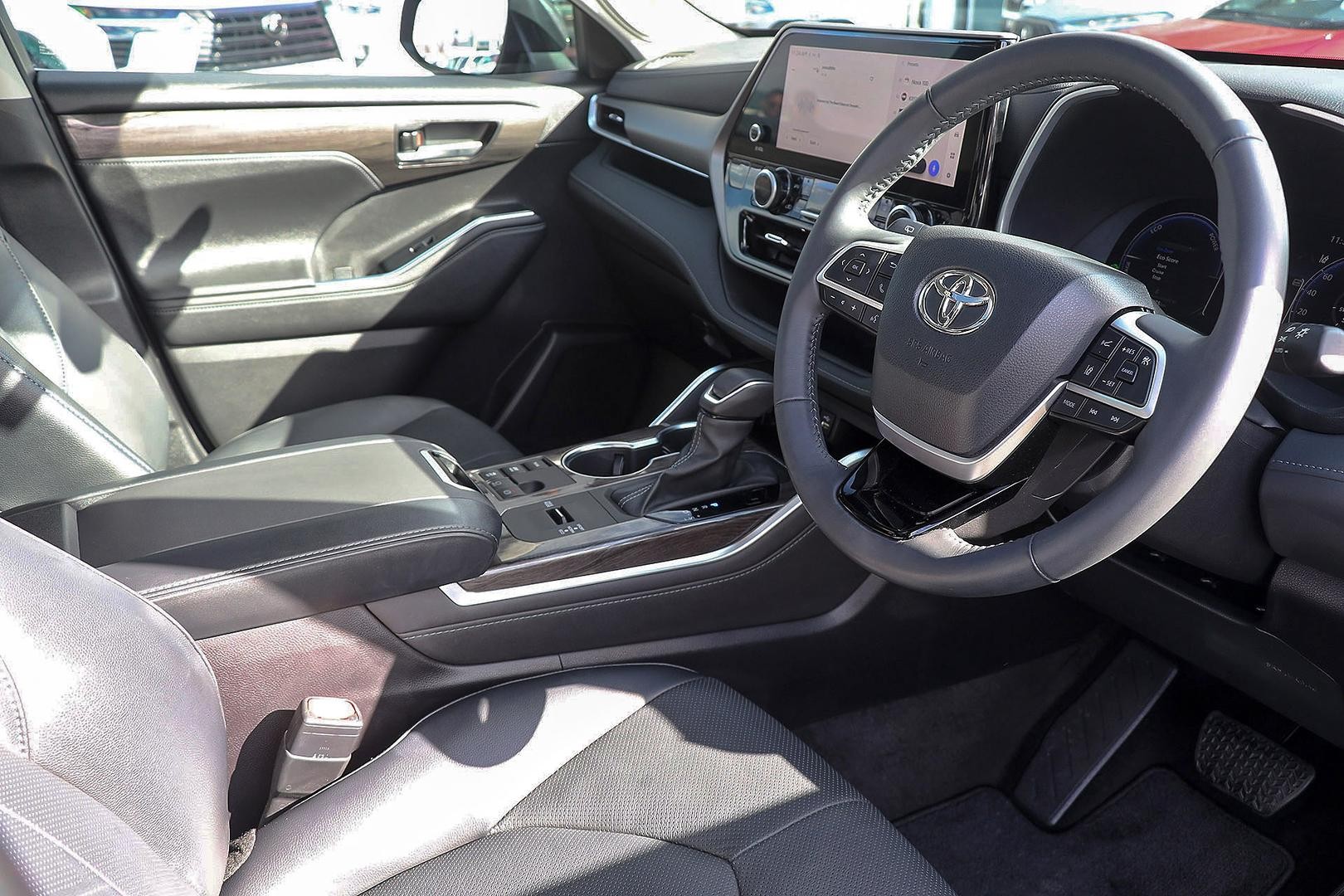 Toyota Kluger image 2