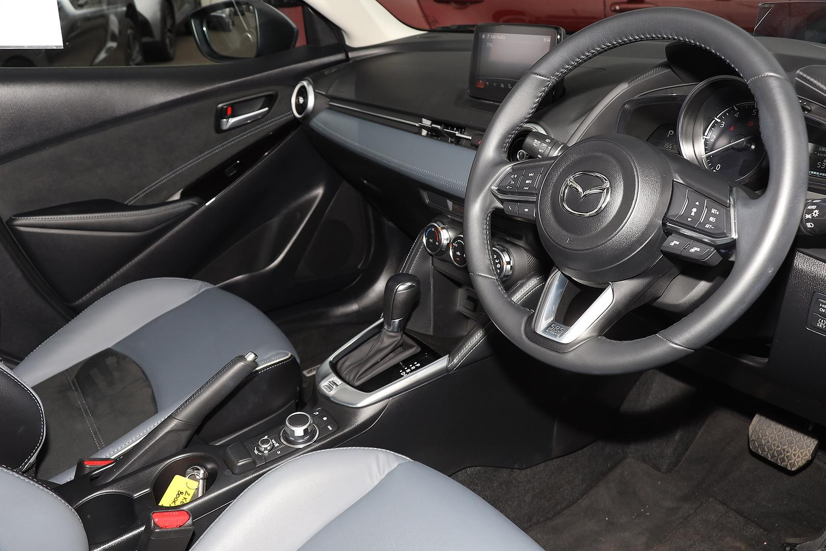 Mazda 2 image 2