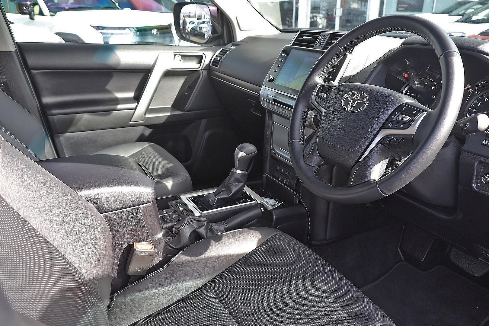Toyota Landcruiser Prado image 2