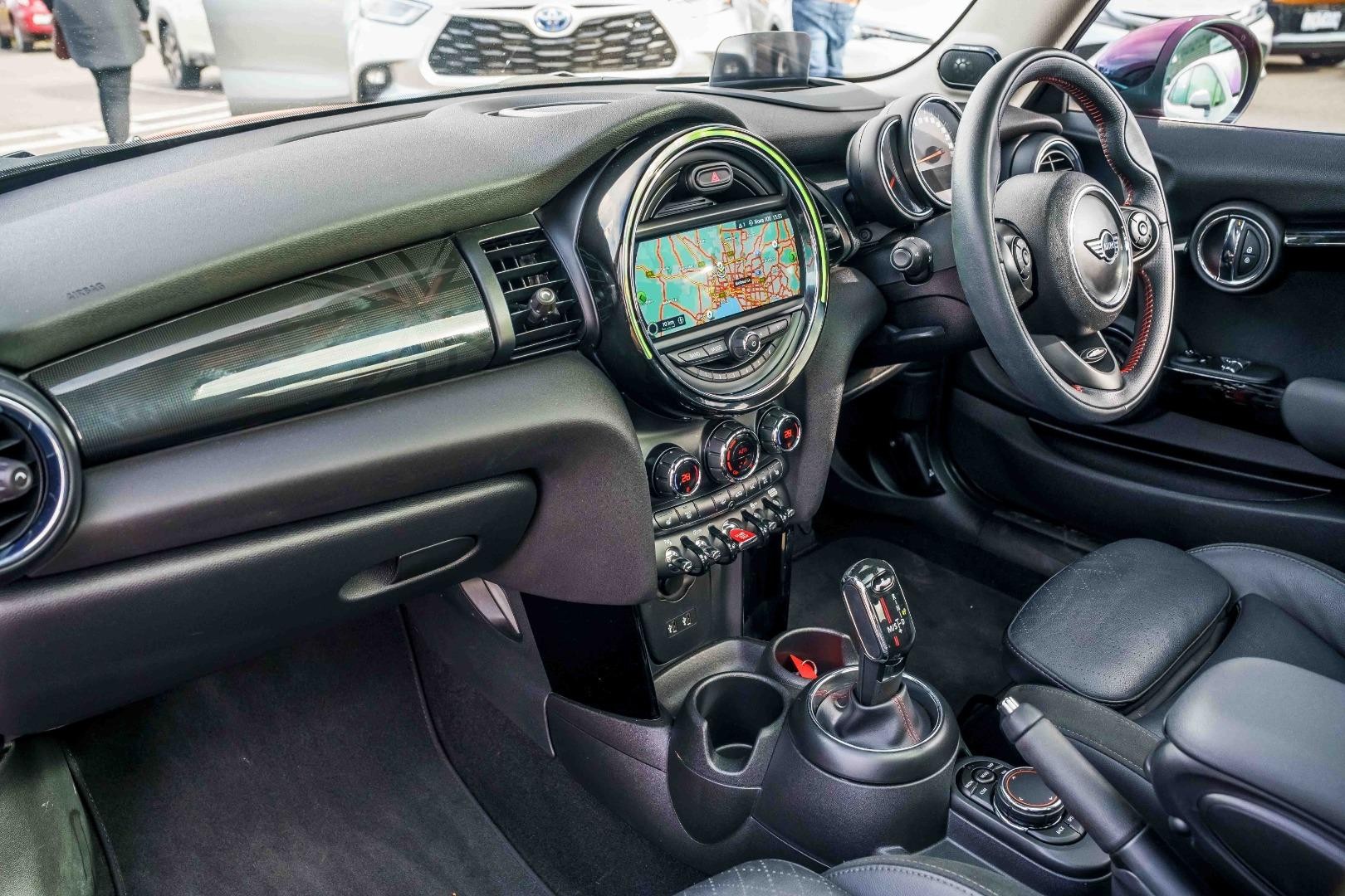 Mini Hatch image 3
