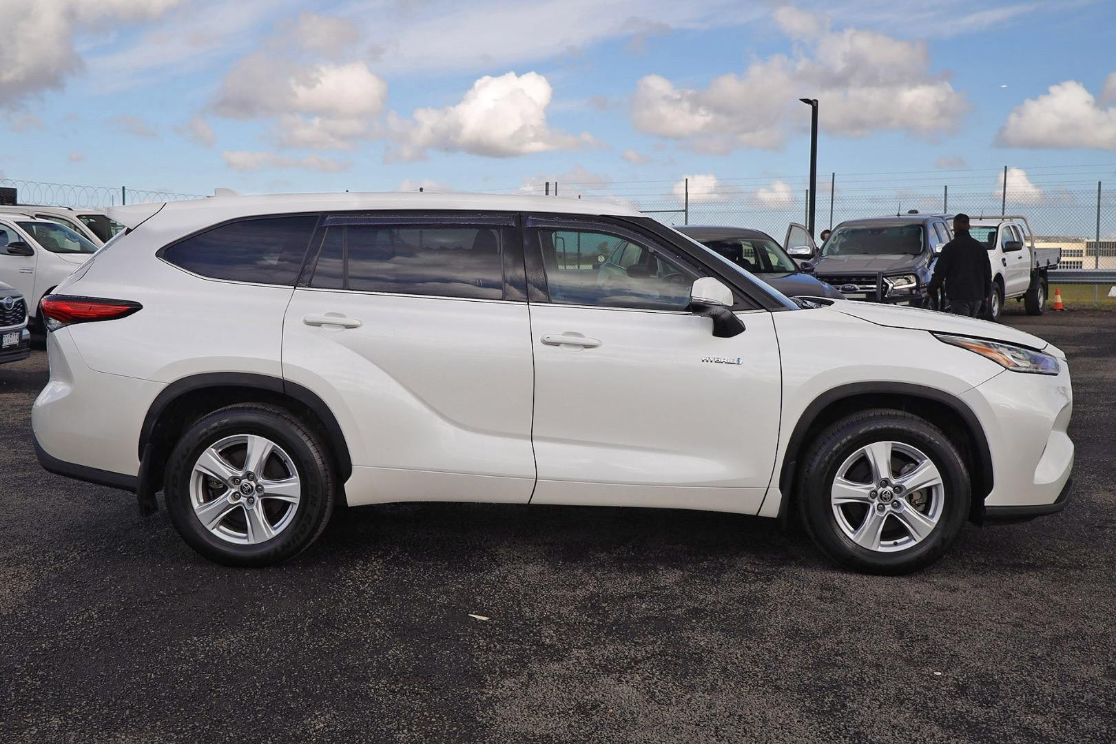Toyota Kluger image 4