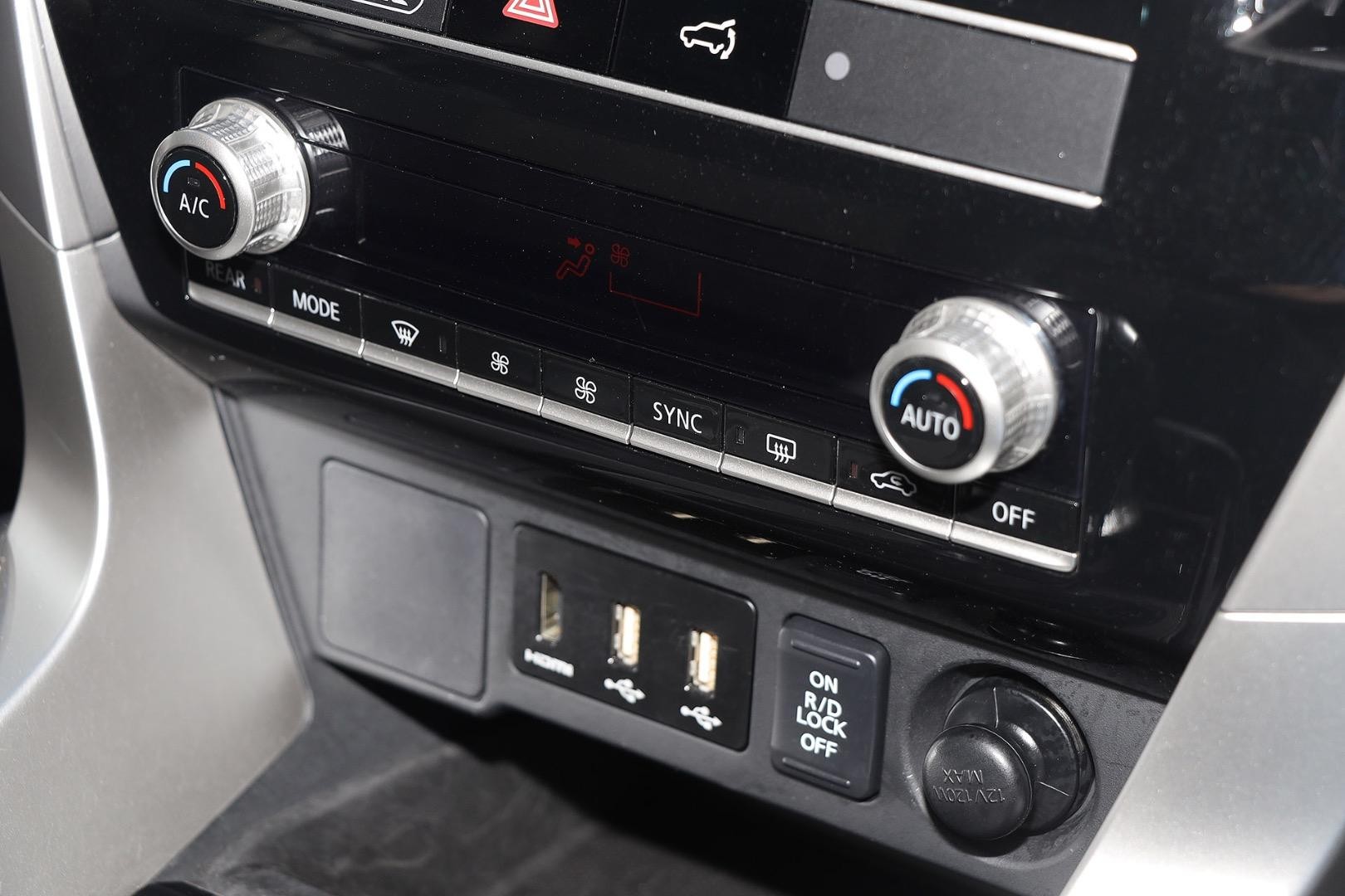 Mitsubishi Pajero Sport image 3