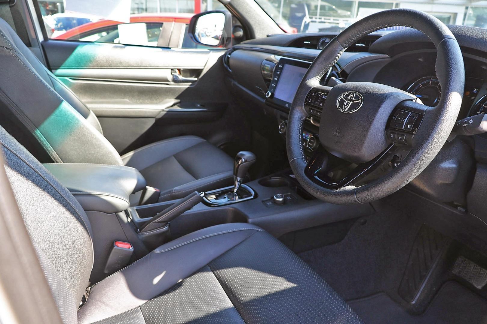 Toyota Hilux image 2