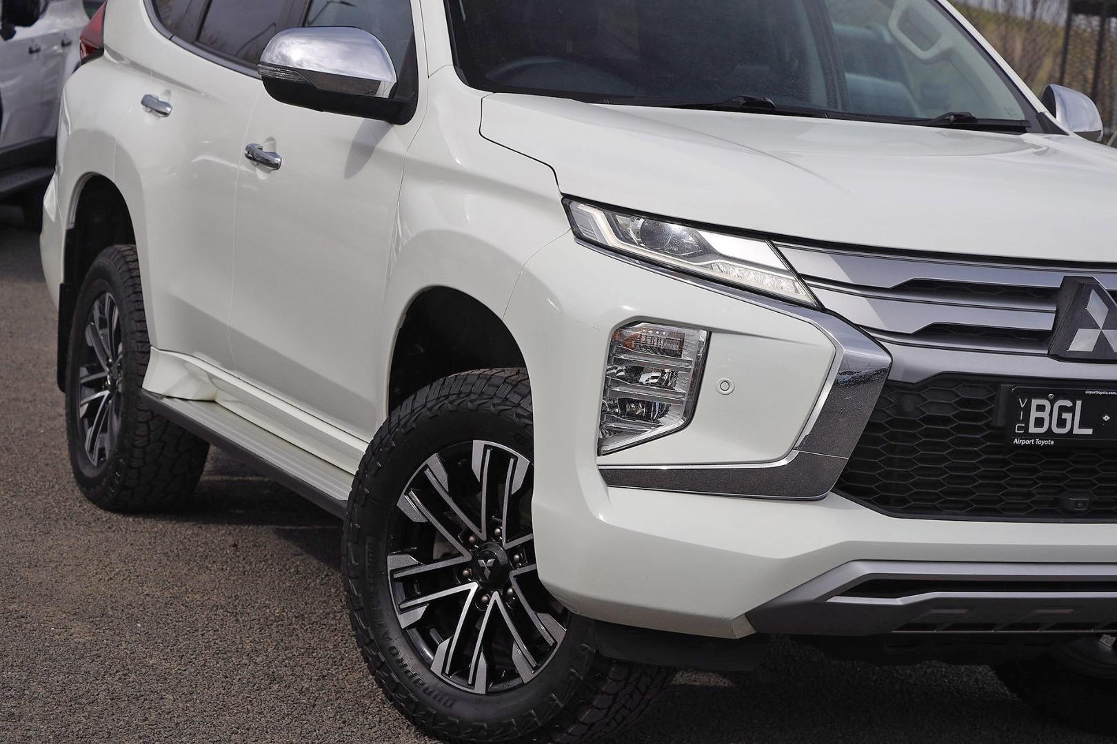 Mitsubishi Pajero Sport image 2