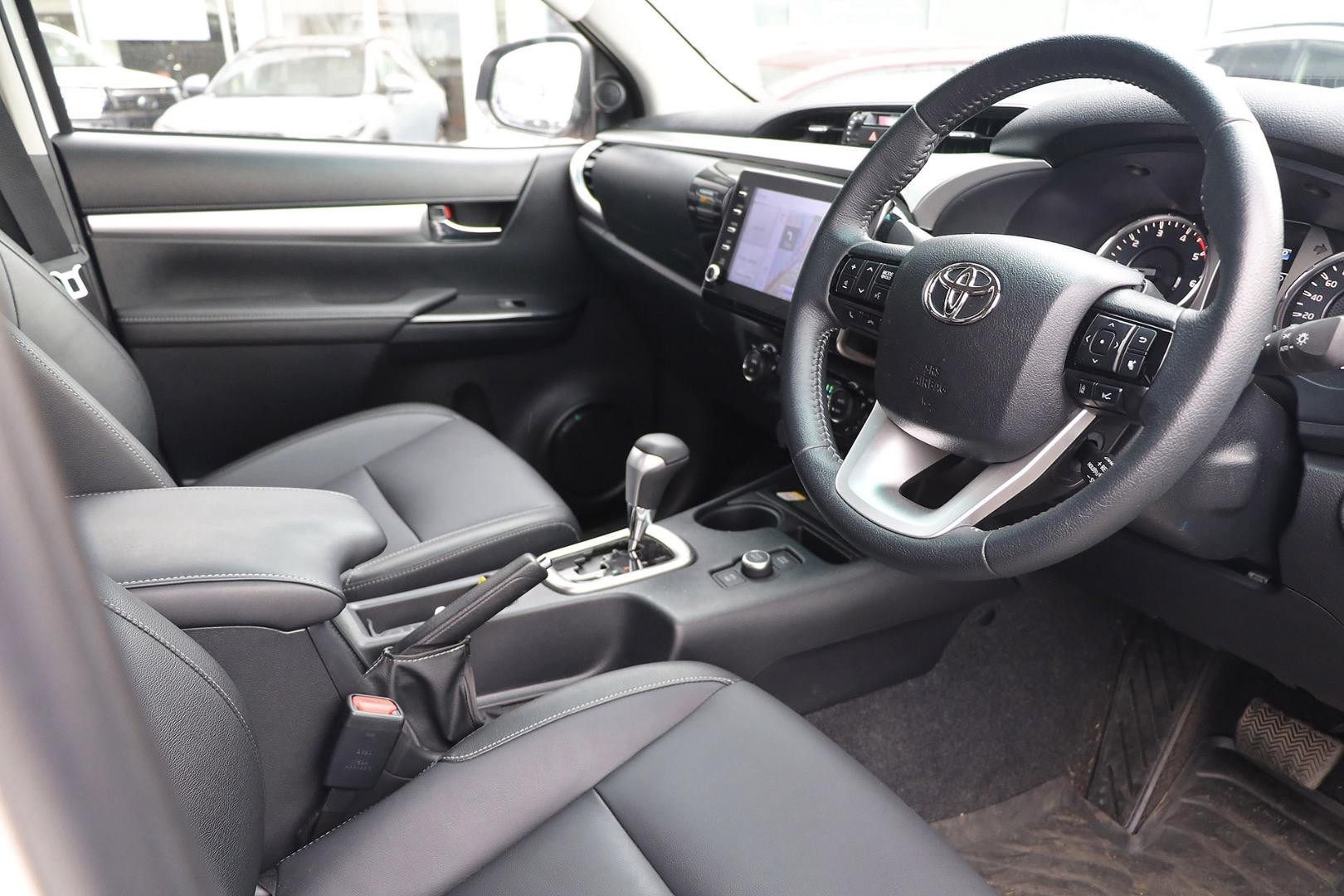 Toyota Hilux image 2