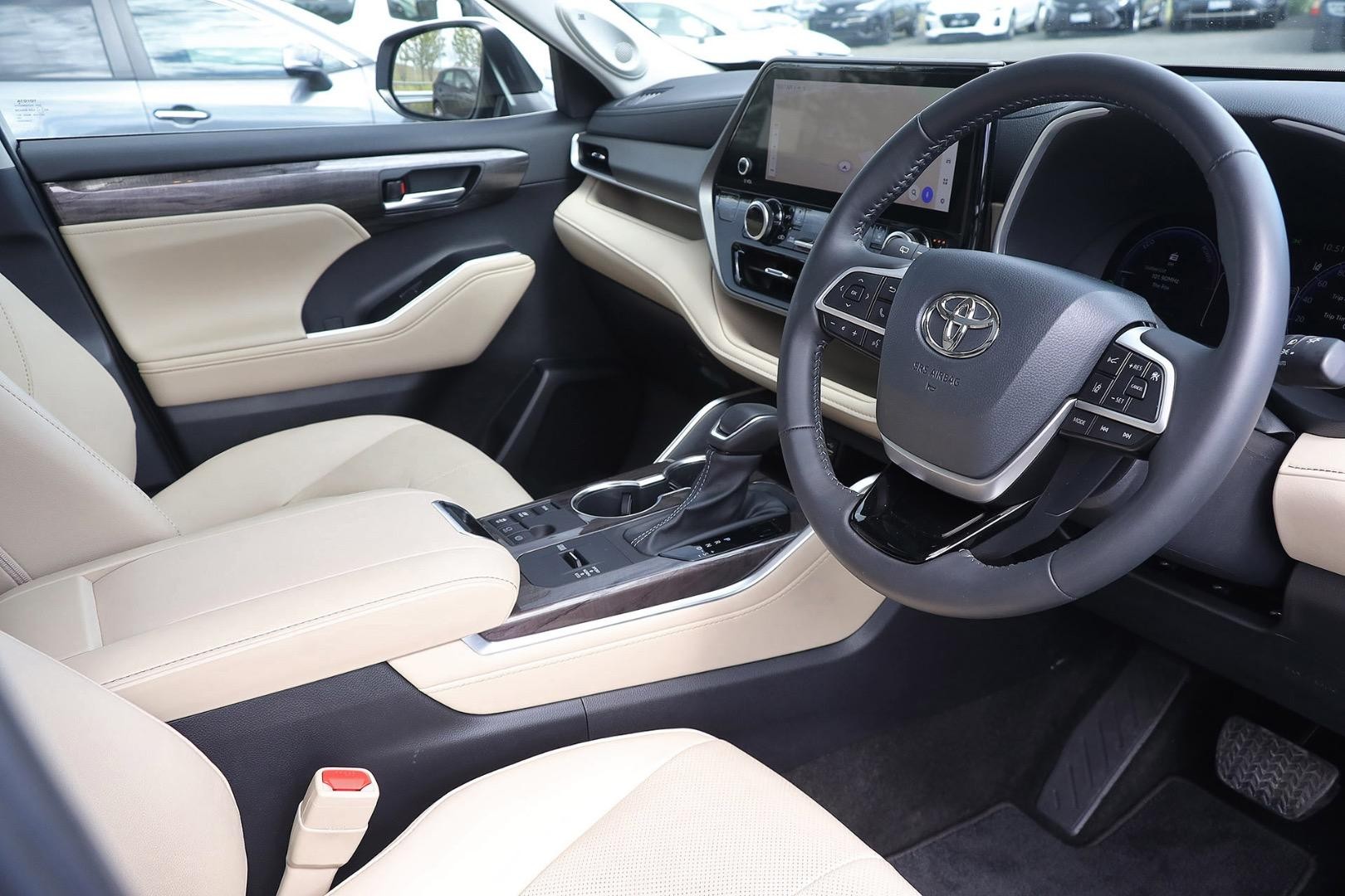 Toyota Kluger image 2