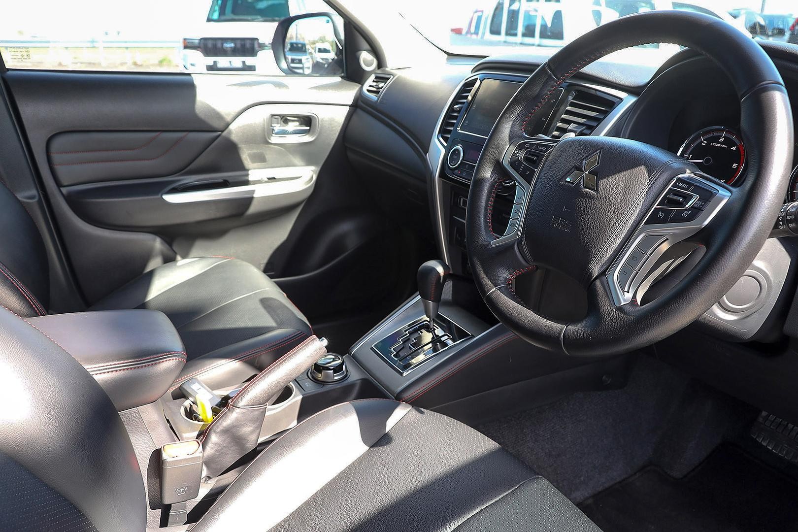 Mitsubishi Triton image 2