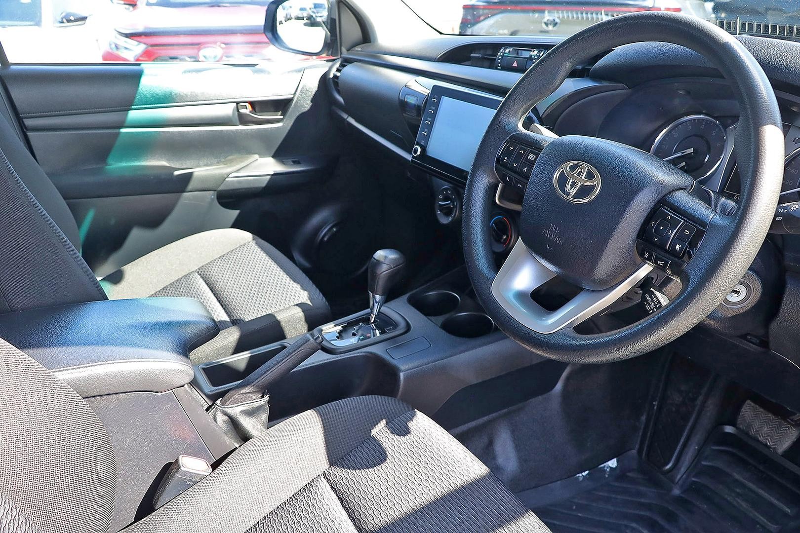 Toyota Hilux image 2