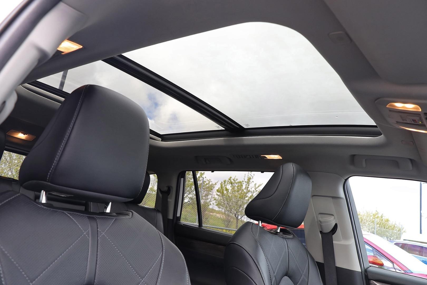 Toyota Kluger image 4
