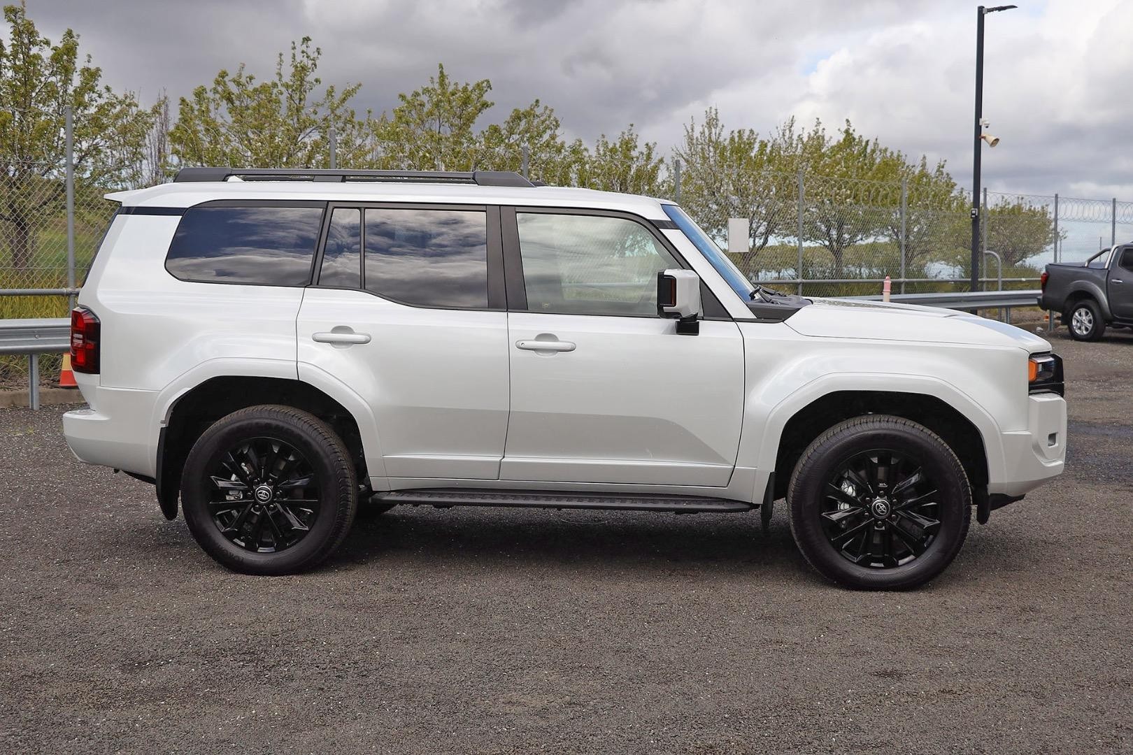 Toyota Landcruiser Prado image 4