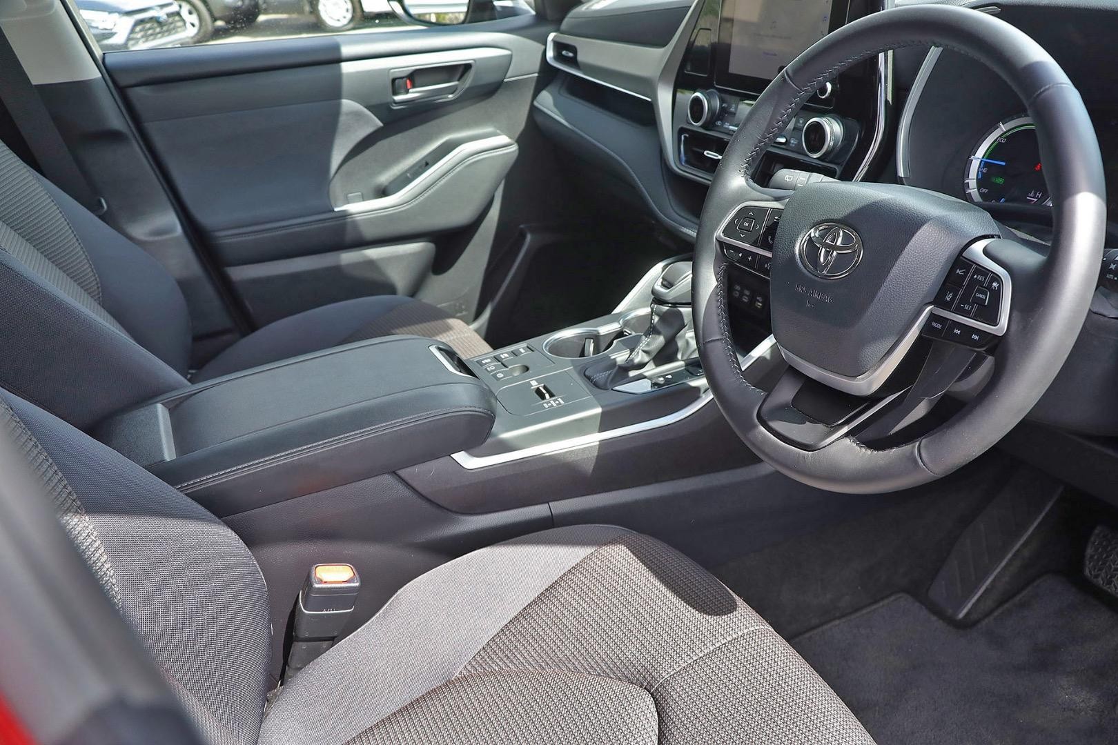 Toyota Kluger image 2